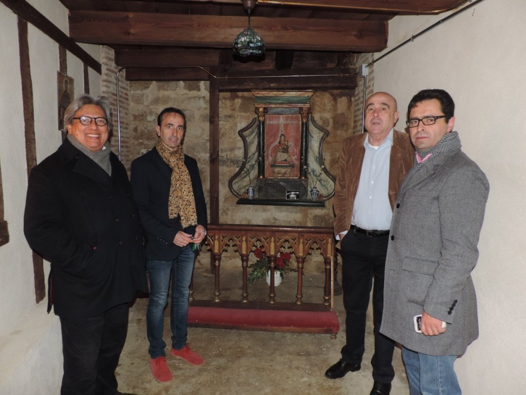 Miembros de la AIT en la capilla de Toro