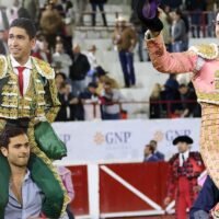 Juan Pablo Sánchez y Héctor Gutiérrez a hombros en la segunda de la Feria de León