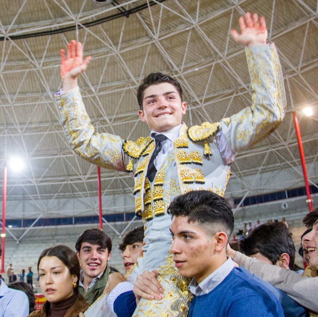 Rubén Vara pasea las únicas dos orejas de la primera semifinal de Kilómetro Cero