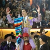 Marco Pérez a hombros tras cortar dos orejas en Tlaxcala (México)