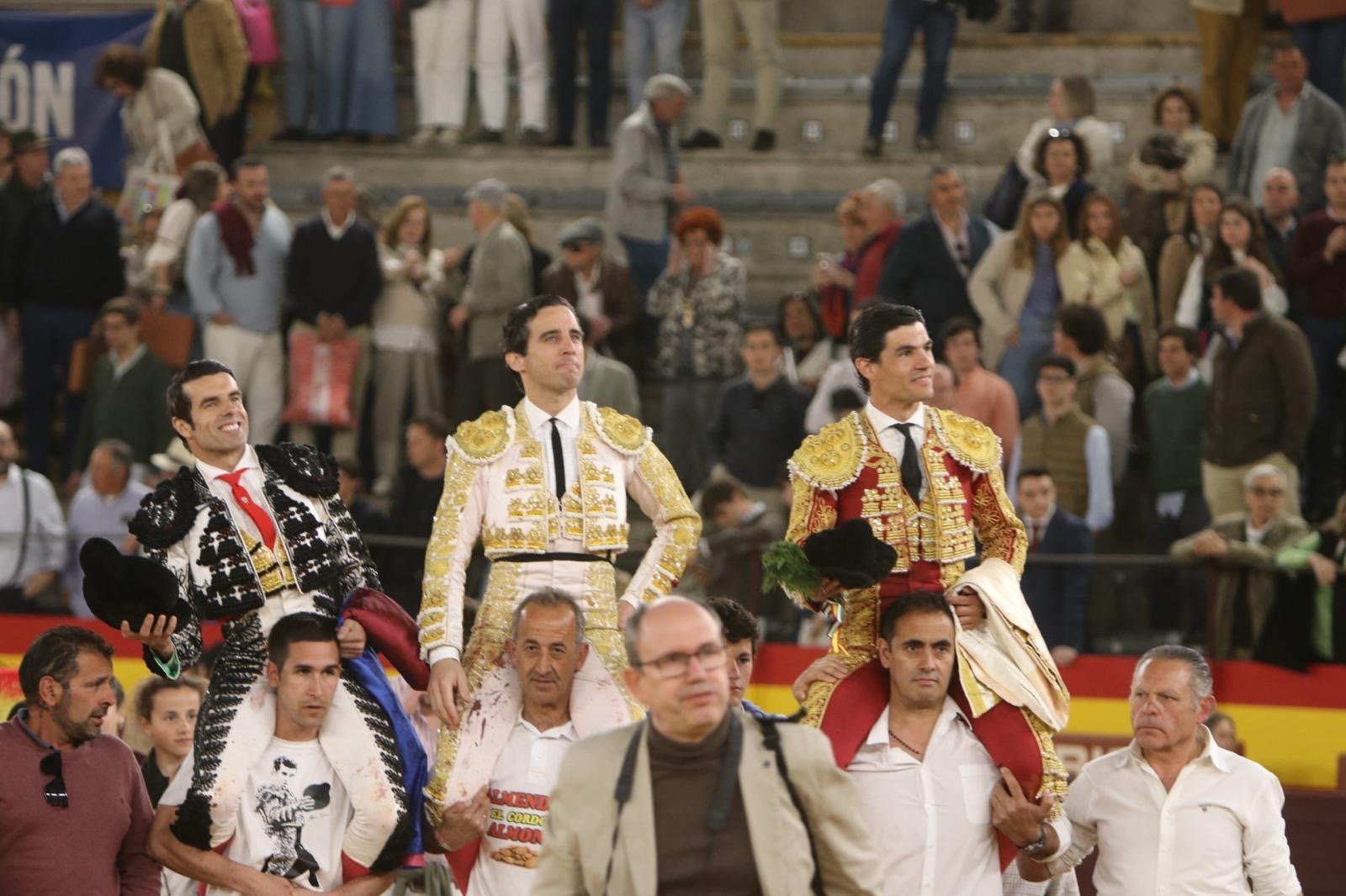 Tarde de generosa presidencia, con poco toro y diestros con mucha torería