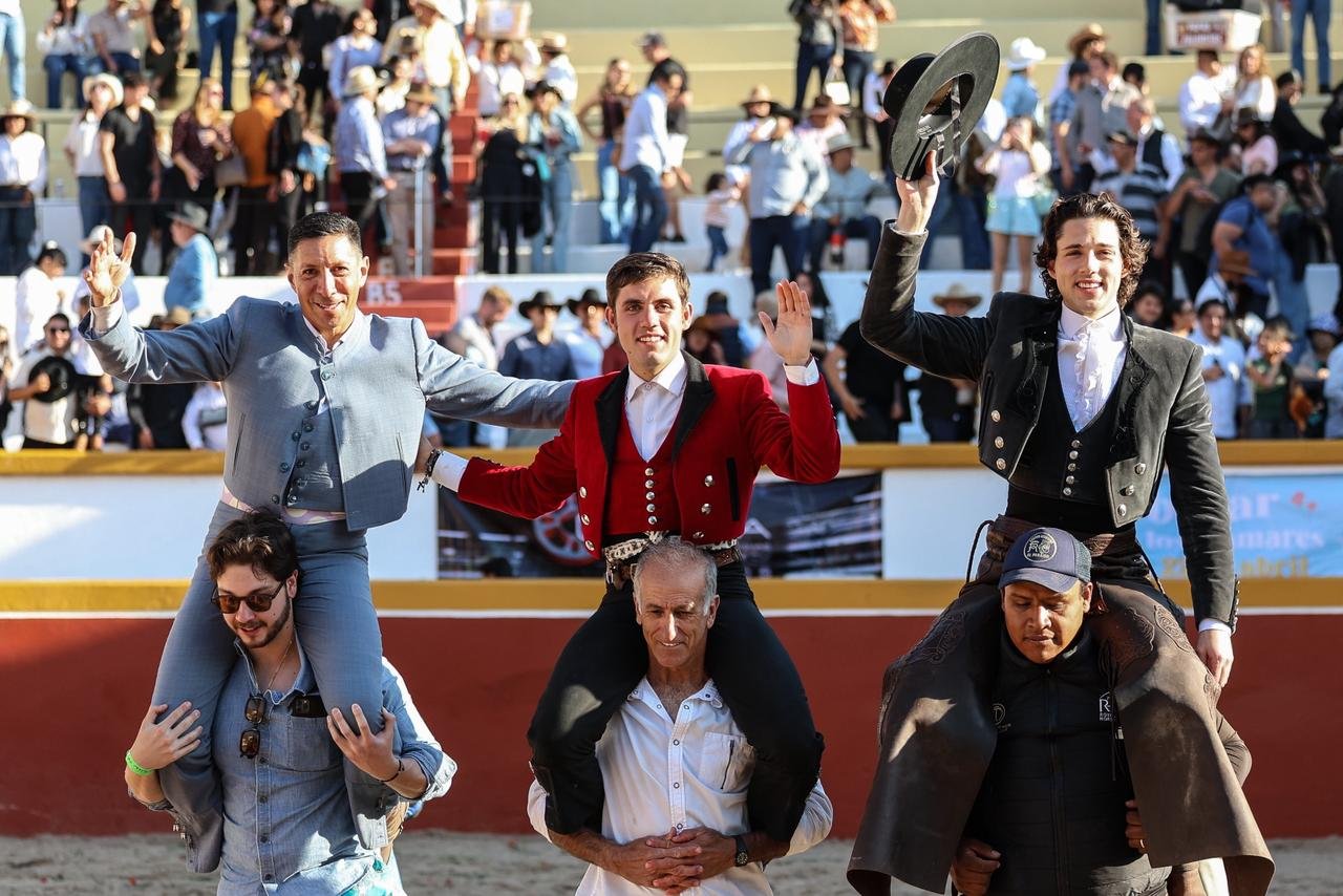 Tarik Othón firma una actuación rotunda en Los Azulejos y sale a hombros en tarde triunfal de rejones