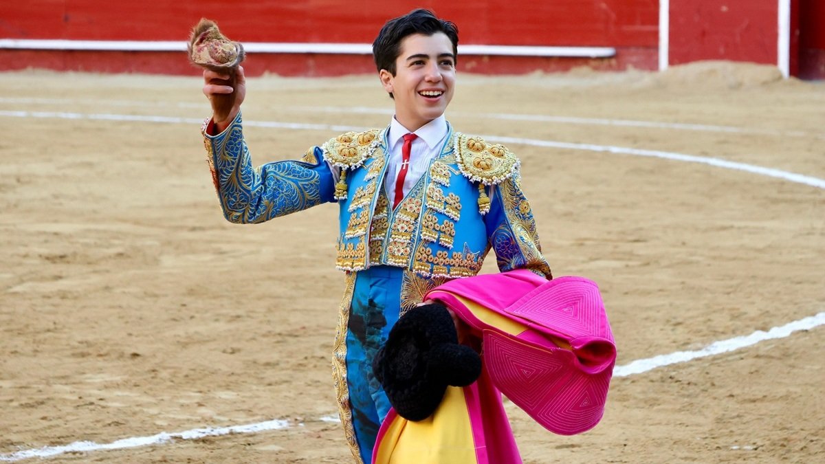 Puerta Grande para Marco Pérez en su debut como matador en Valencia