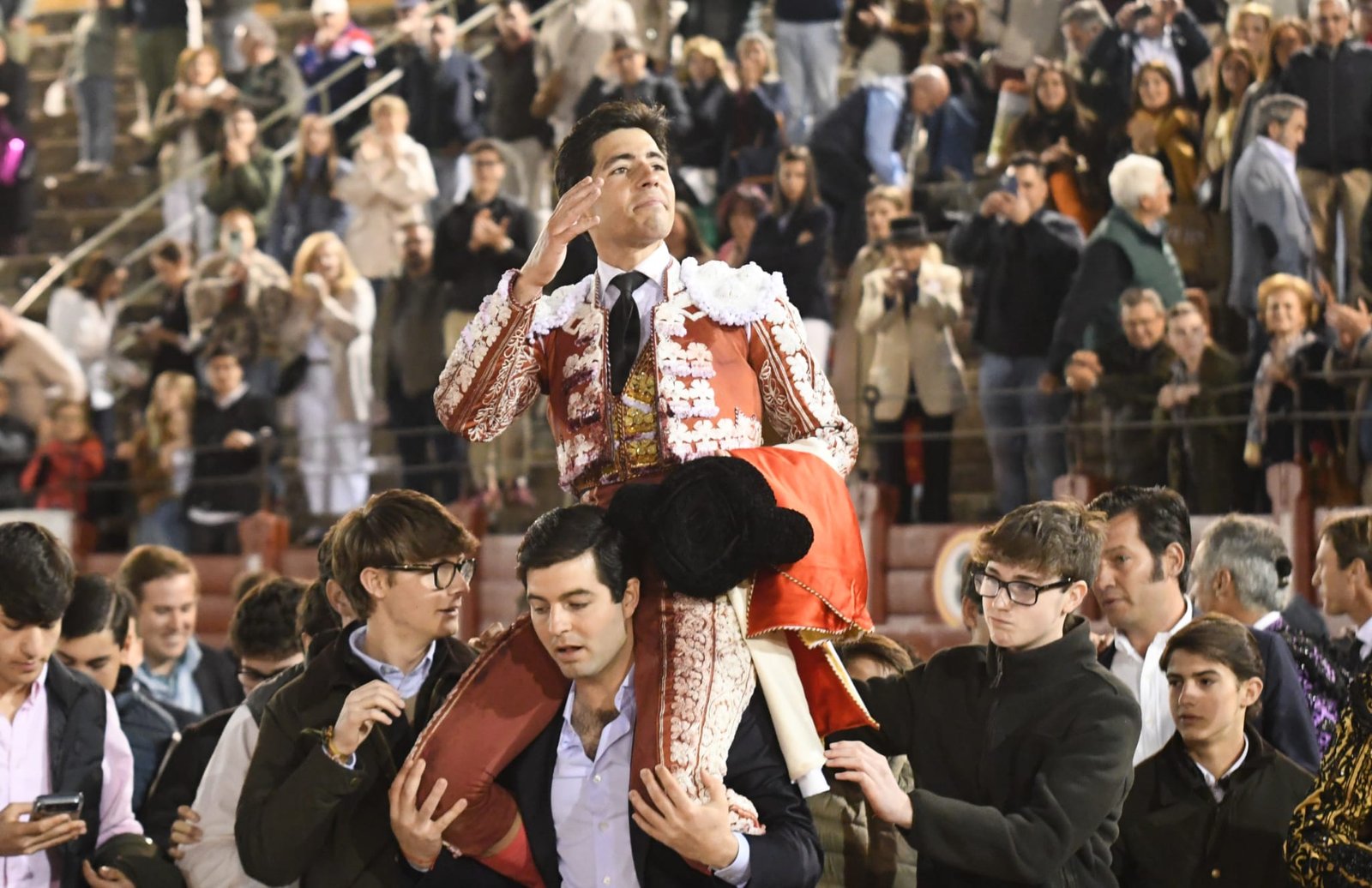 Álvaro Lorenzo sale a hombros de su encerrona benéfica en Toledo