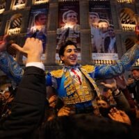 Puerta Grande para Marco Pérez en su debut como matador en Valencia