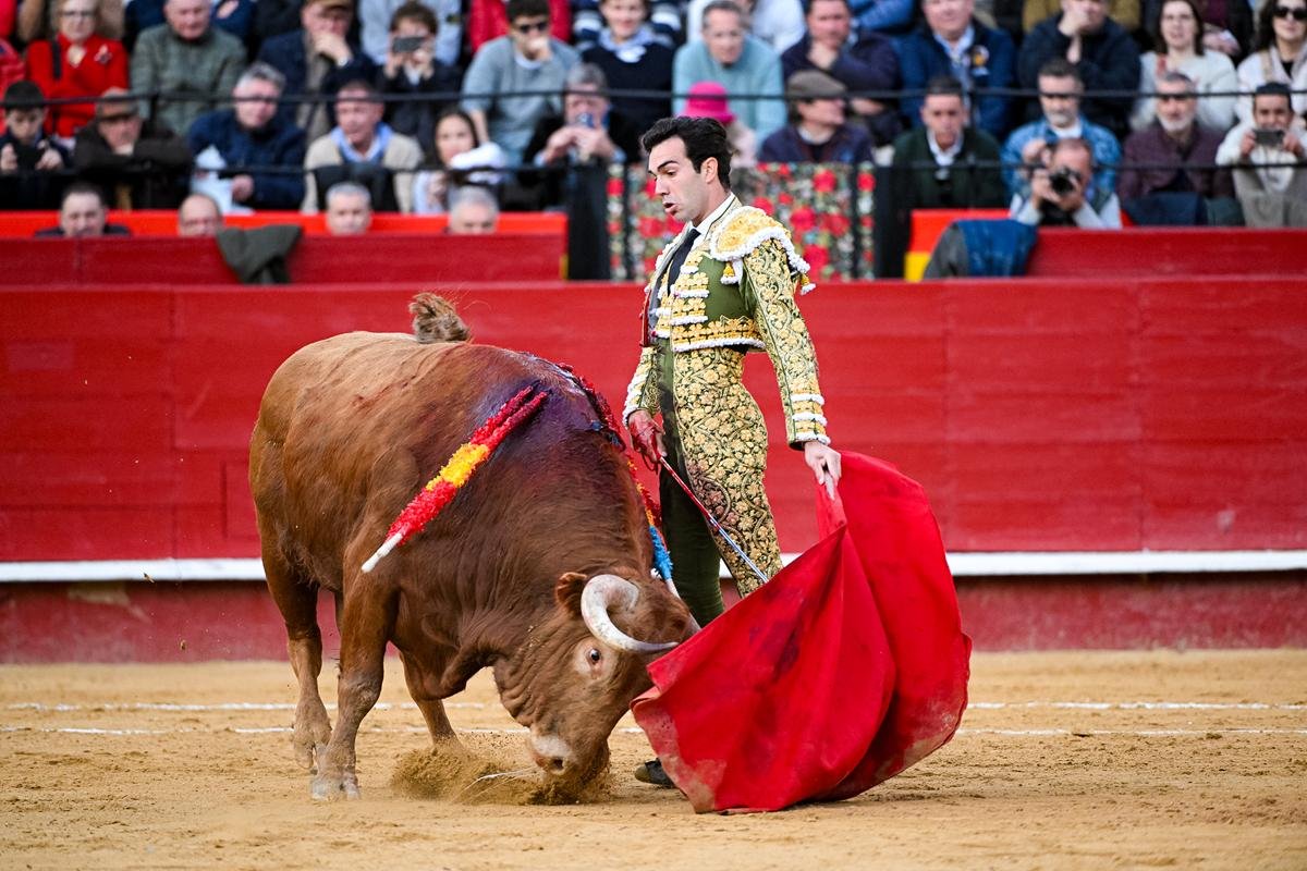 La presidenta Roba un gran triunfo a Tomas Rufo en Valencia, convirtiendo una tarde de tres orejas en un único apéndice.