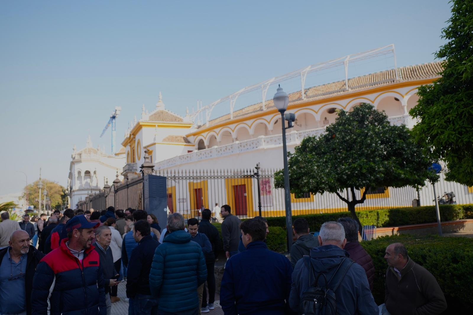 Gran expectación y largas colas en el primer día de venta de entradas para los toros en Sevilla