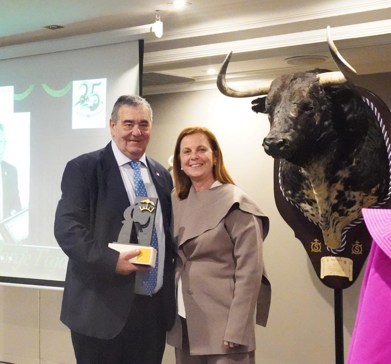 La Federación Taurina de la Comunidad de Madrid, galardonada con el Trofeo a la Solidaridad, en la Gala del XXV Aniversario de la Federación Taurina Valenciana