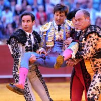 Sevilla : Roca Rey corta dos orejas y grave cornada en la décimo tercera de abono