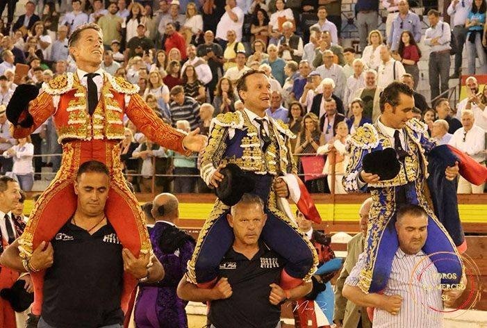 Gran tarde de toreros banderilleros que hacen historia en Mérida saliendo la terna a hombros