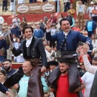 Andy Cartagena y Diego Ventura por la Puerta Grande en Sanlúcar de Barrameda