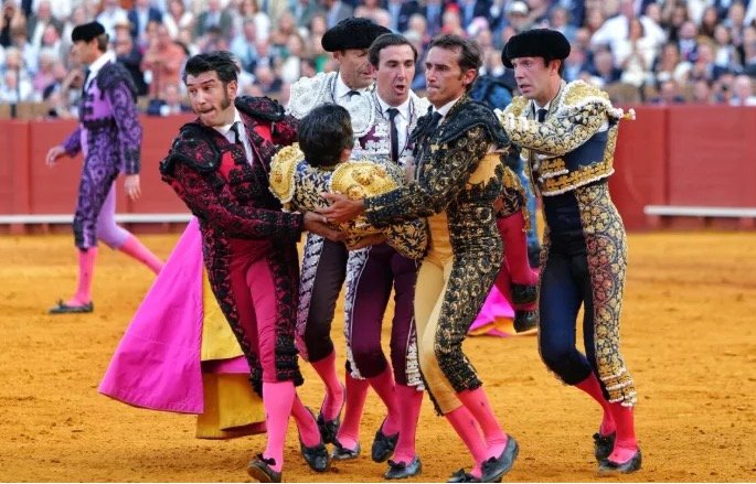 Sevilla : Borja Jiménez dos orejas en una tarde marcada por la cornada de Morante