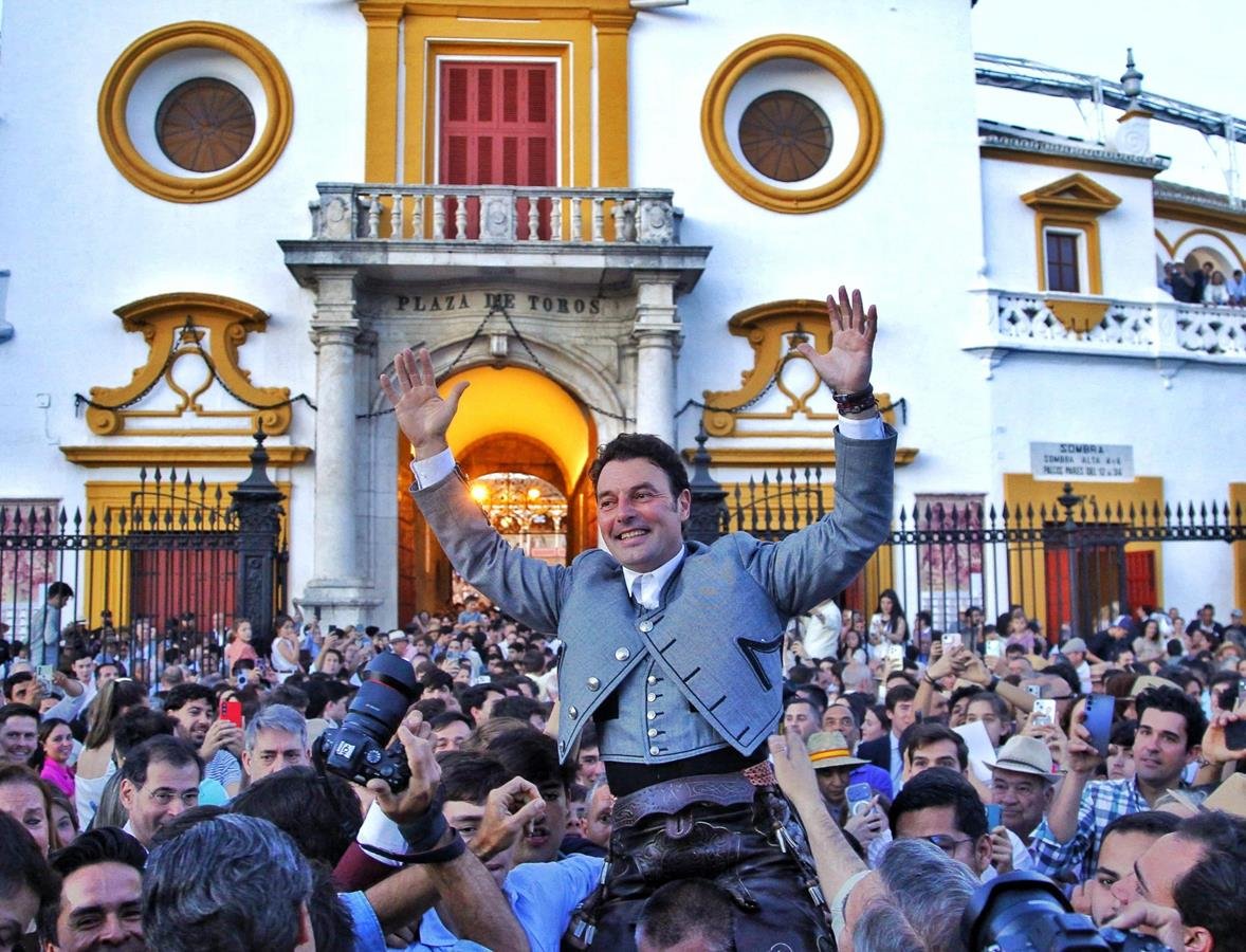 Andy Cartagena abre la Puerta del Príncipe en la corrida de rejones de Sevilla