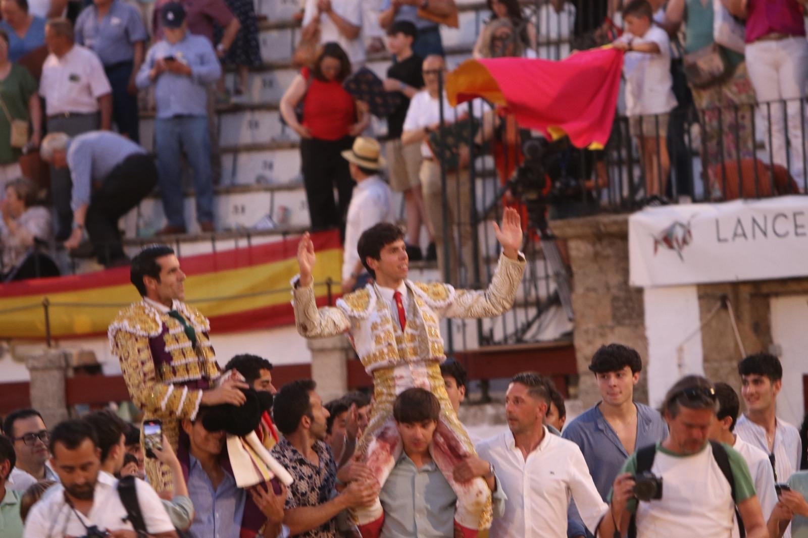 Julio Méndez y Emilio de Justo salen a hombros en una tarde de escaso juego ganadero