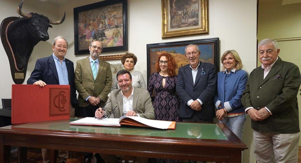 José Callado presenta su libro “Versos de Tabaco y Oro” ante los socios del Club Cocherito de Bilbao