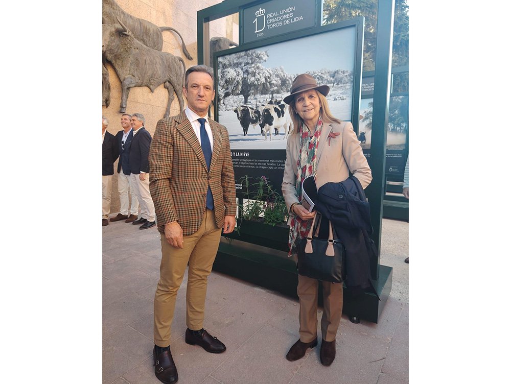 SAR la infanta dona Elena junto a Miguel Martin director del Centro de Asuntos Taurinos de la CAM