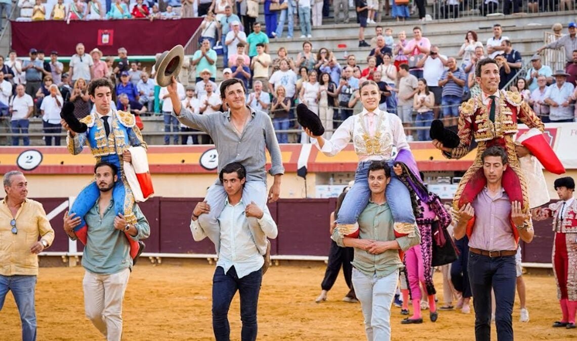 ocho orejas y un rabo y un indulto en la corrida de toros mixta de vera. almería.