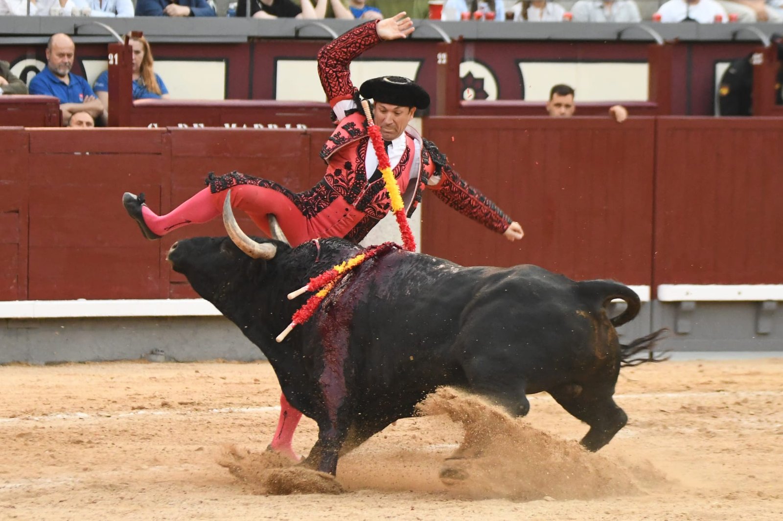 Álvaro Serrano deja huella en Madrid y Raúl Ruiz cae herido.