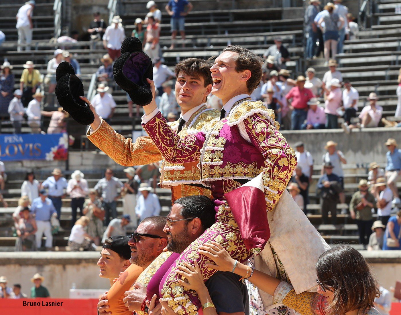 Nîmes : buena corrida de Robert Margé. Adriano y El Rafi abren la Puerta de los Cónsules