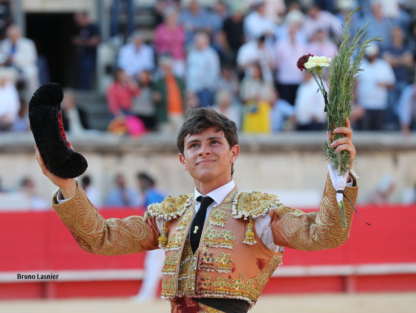 Nîmes : Una oreja pasearon Perera y Aaron Palacio