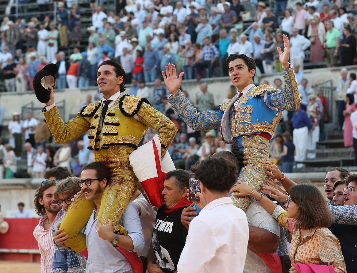 Gran tarde en Nimes : Marco Pérez corta un rabo y abre la Puerta de los Cónsules con Talavante
