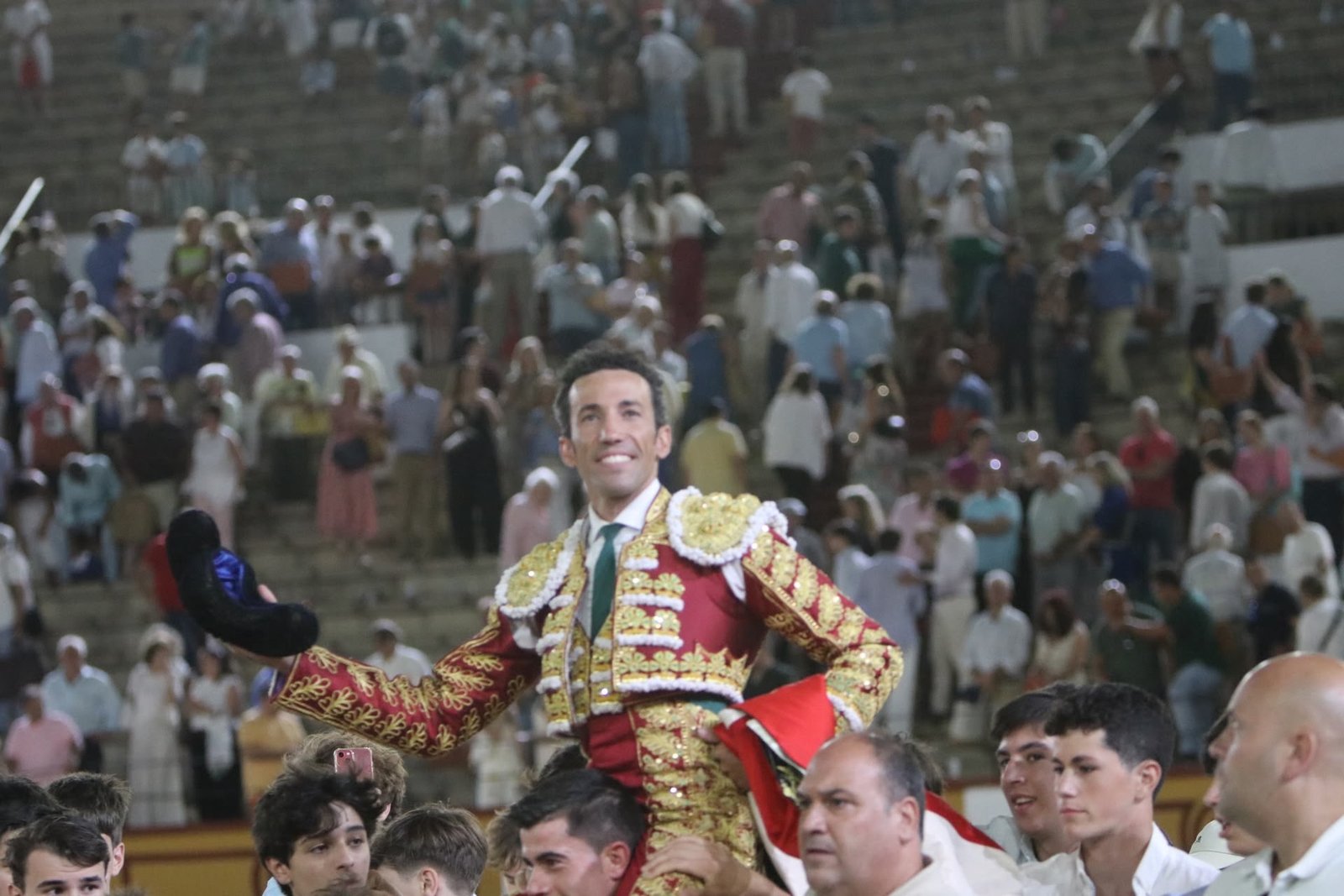 Morante deja destellos, Talavante corta una oreja y David de Miranda conquista Badajoz