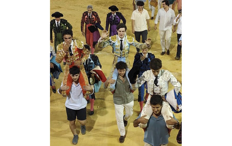 Puerta grande para vilau, quintana y alejandro gonzalez en Navas de San Juan.