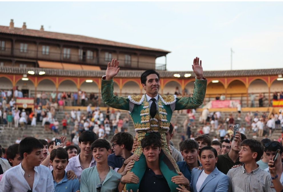 Álvaro Lorenzo, a hombros en la corrida del Corpus de Toledo