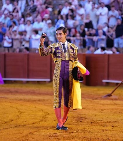 Nacho Torrejón pasea una oreja en la novillada nocturna de la Maestranza