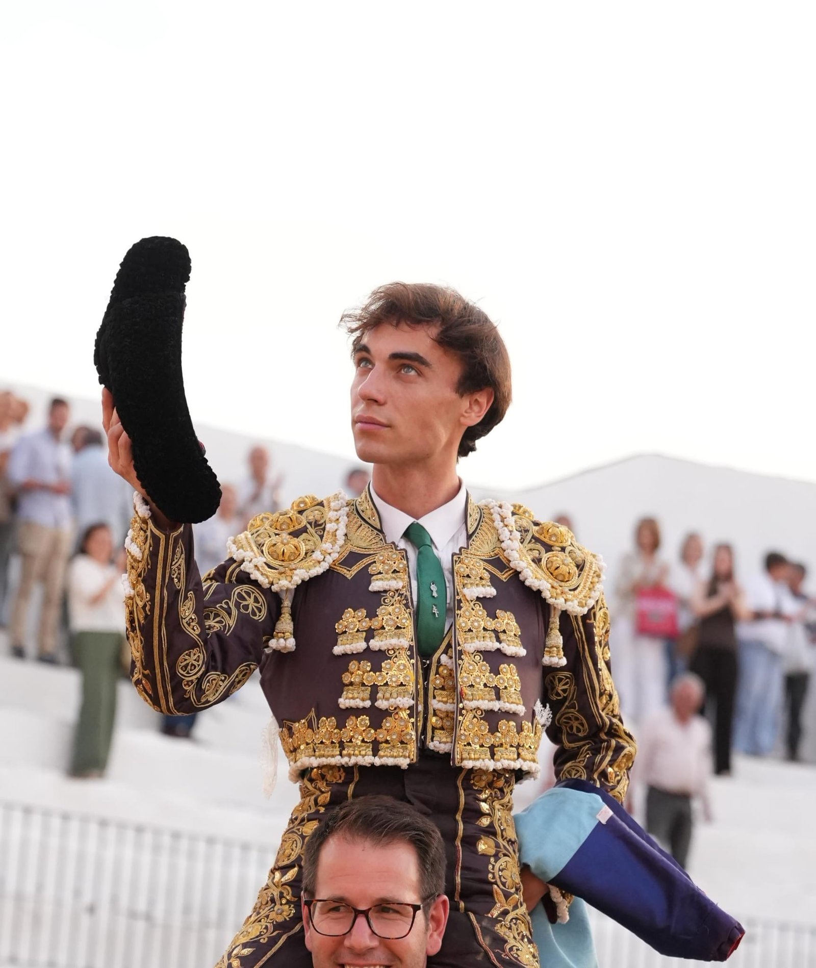 Tomás González a hombros en Fuentes de León