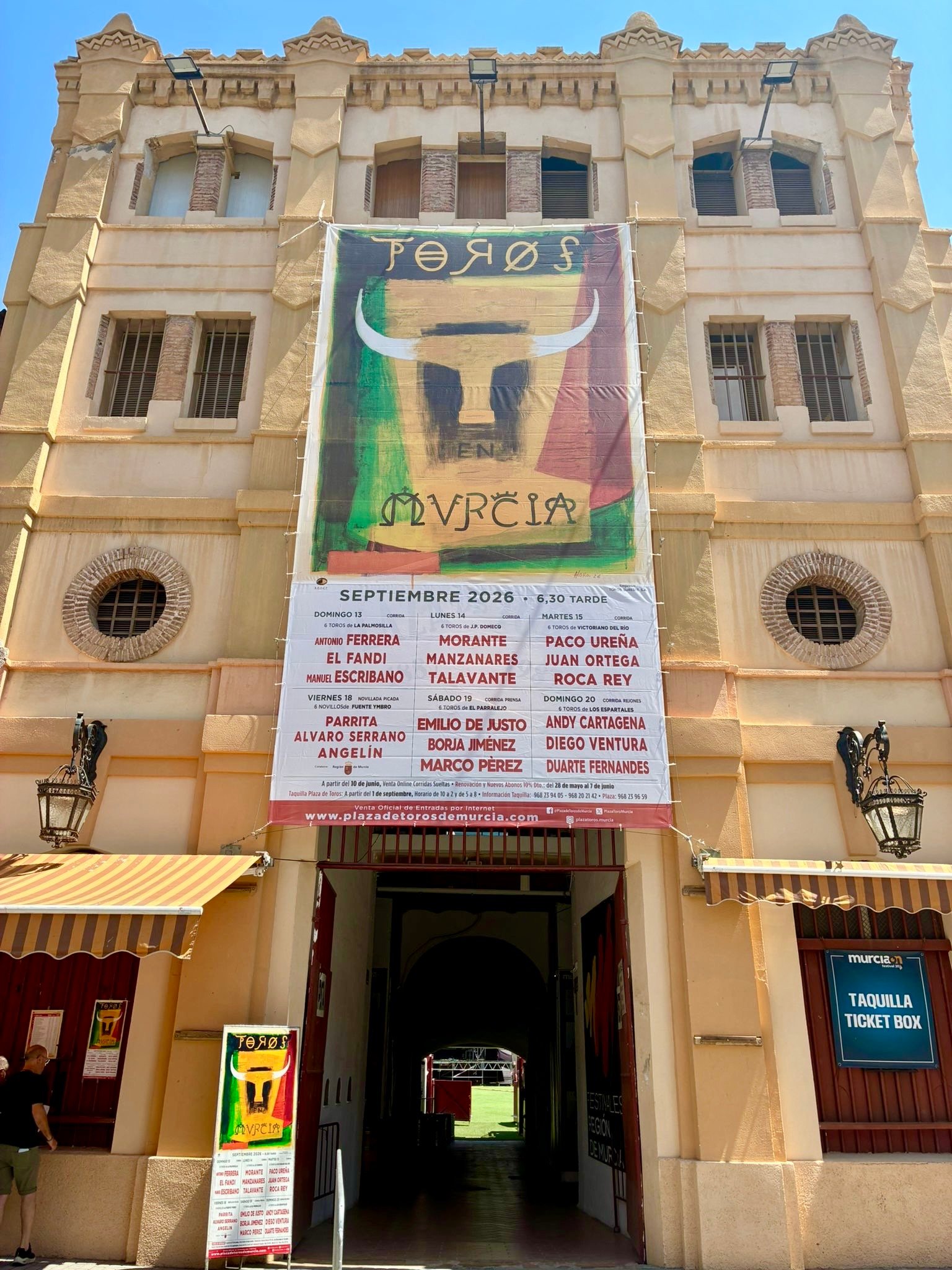 Una lona gigante anuncia en la plaza de Murcia su feria y el inicio de la venta online el 10 de junio