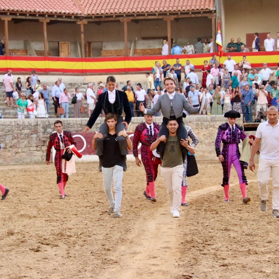 Javier Funtanet y Lea Vicens a hombros en Medina de Rioseco