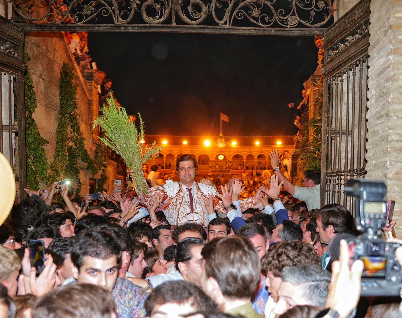 Morante abre la Puerta del Príncipe en la corrida del Corpus de Sevilla