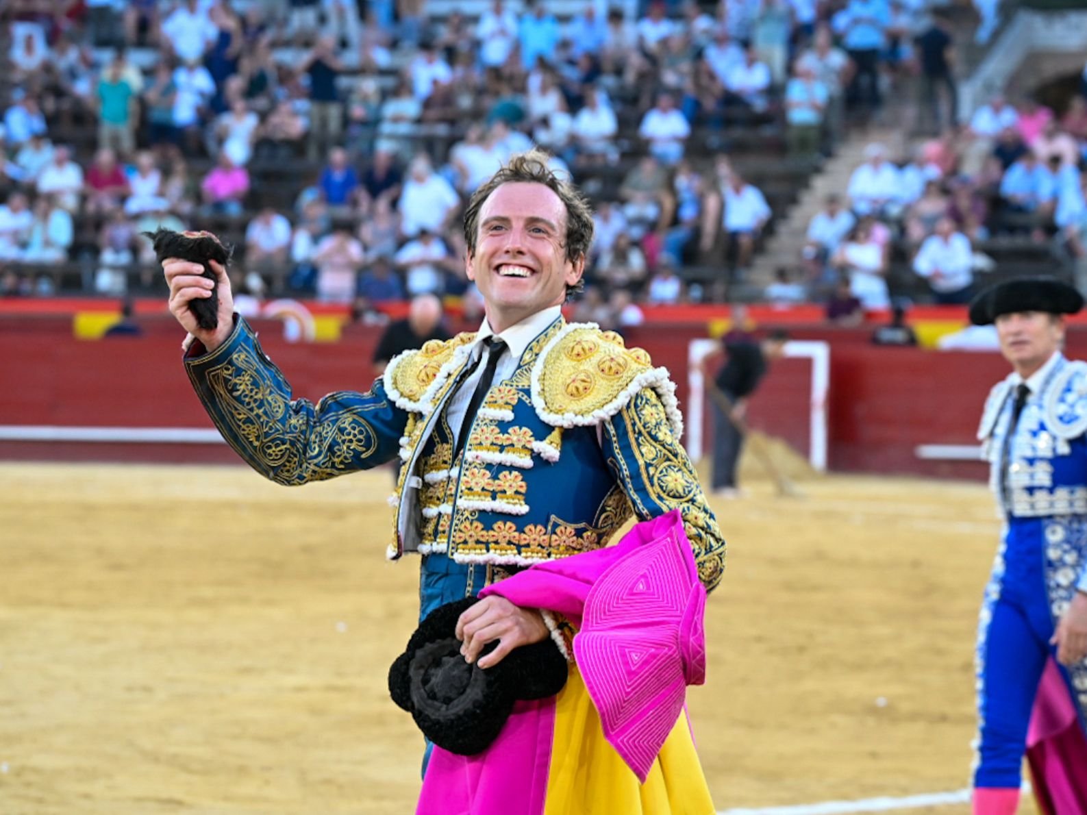 Orejas para Roman y Nek Romero en el inicio de la Feria de Julio en Valencia