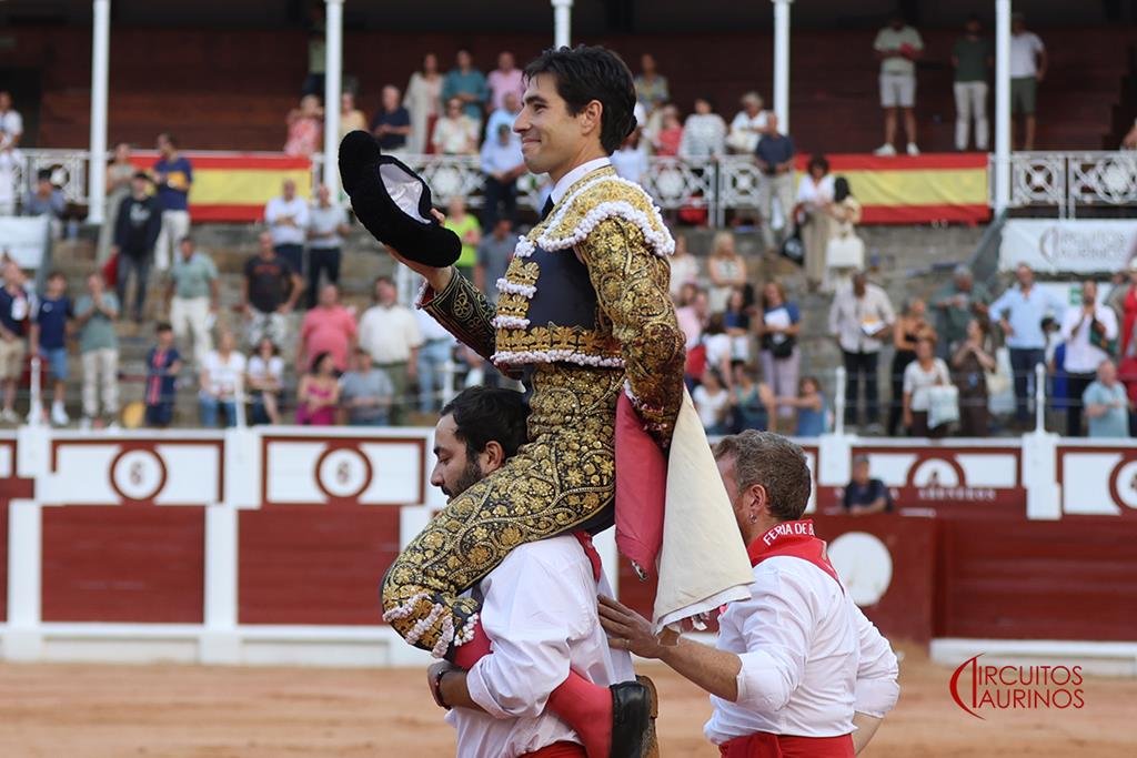 Puerta grande para Álvaro Lorenzo y oreja para Clemente en el inicio de la feria de Begoña de Gijón