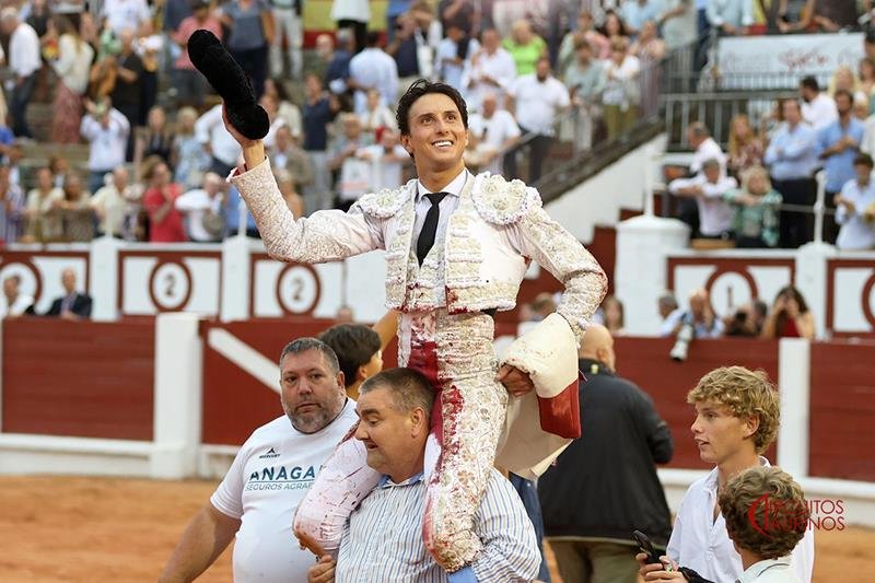Tres orejas para Roca Rey, y una para Talavante y Ortega en otra gran tarde de toros en Gijón