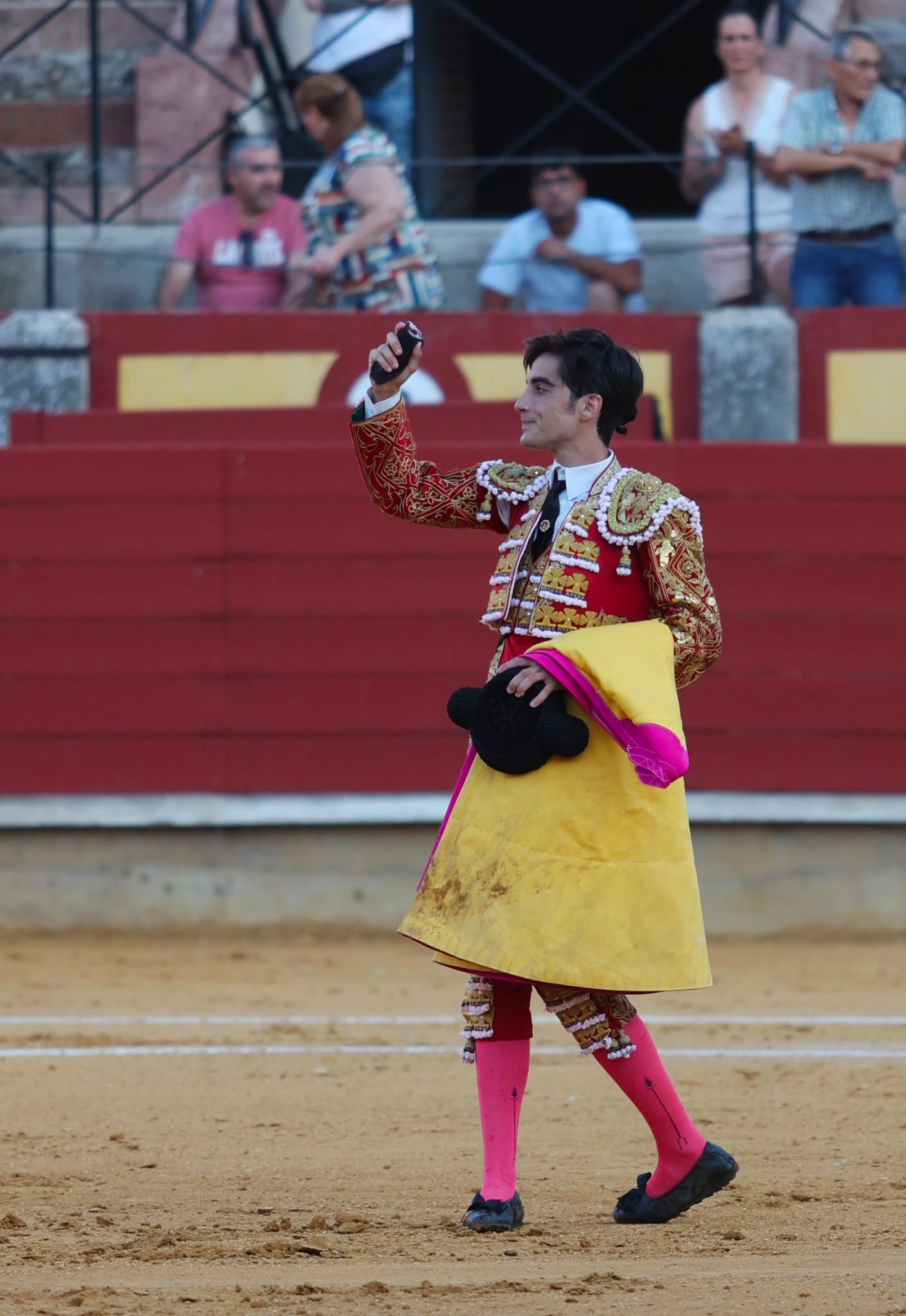 Javier Fernández pasea la única oreja en el emotivo homenaje a Santiago Barrero que inauguró la feria de Ciudad Real