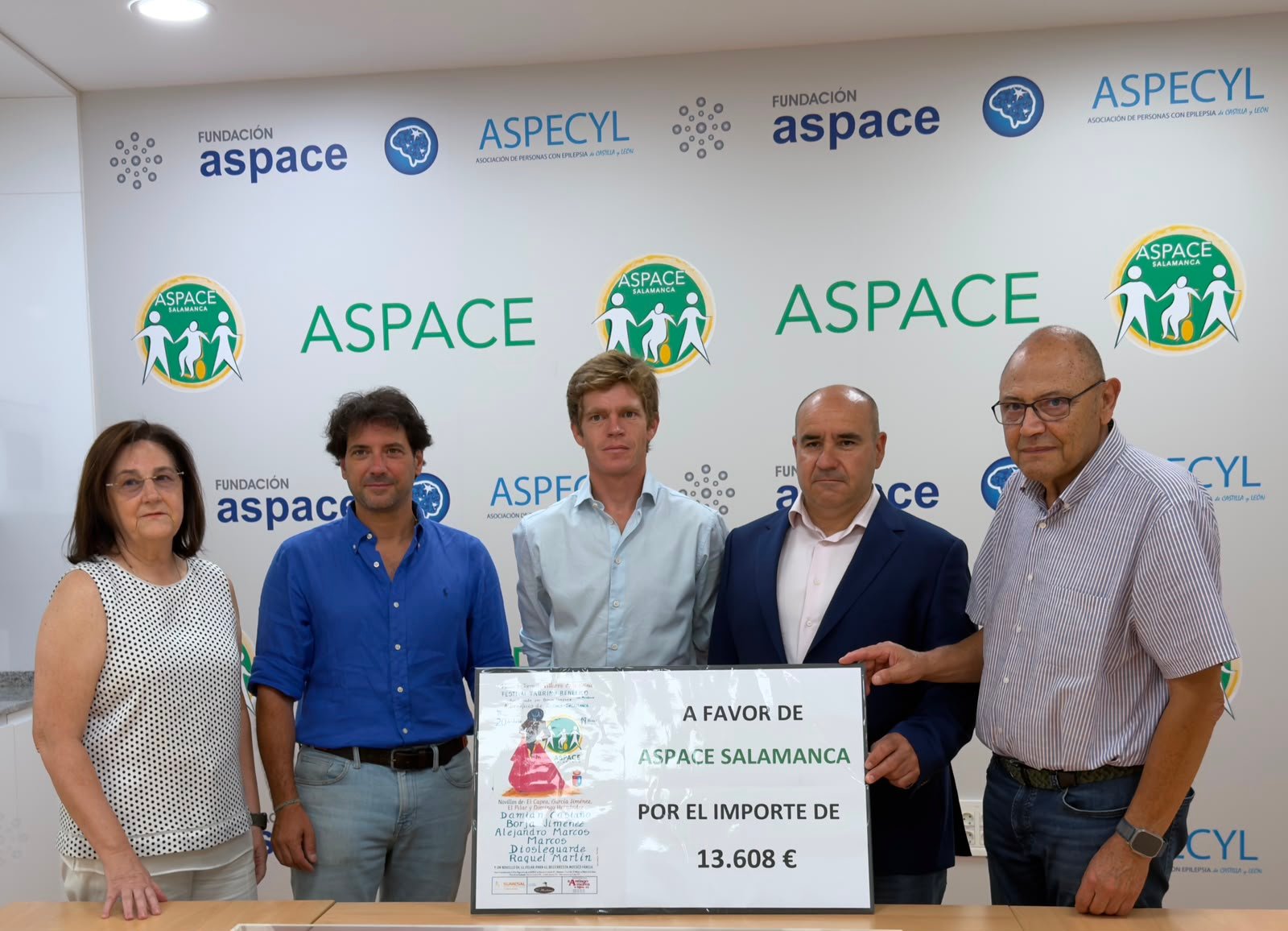 Borja Jiménez entrega a ASPACE Salamanca los beneficios recaudados del primer festival taurino de Villares de la Reina