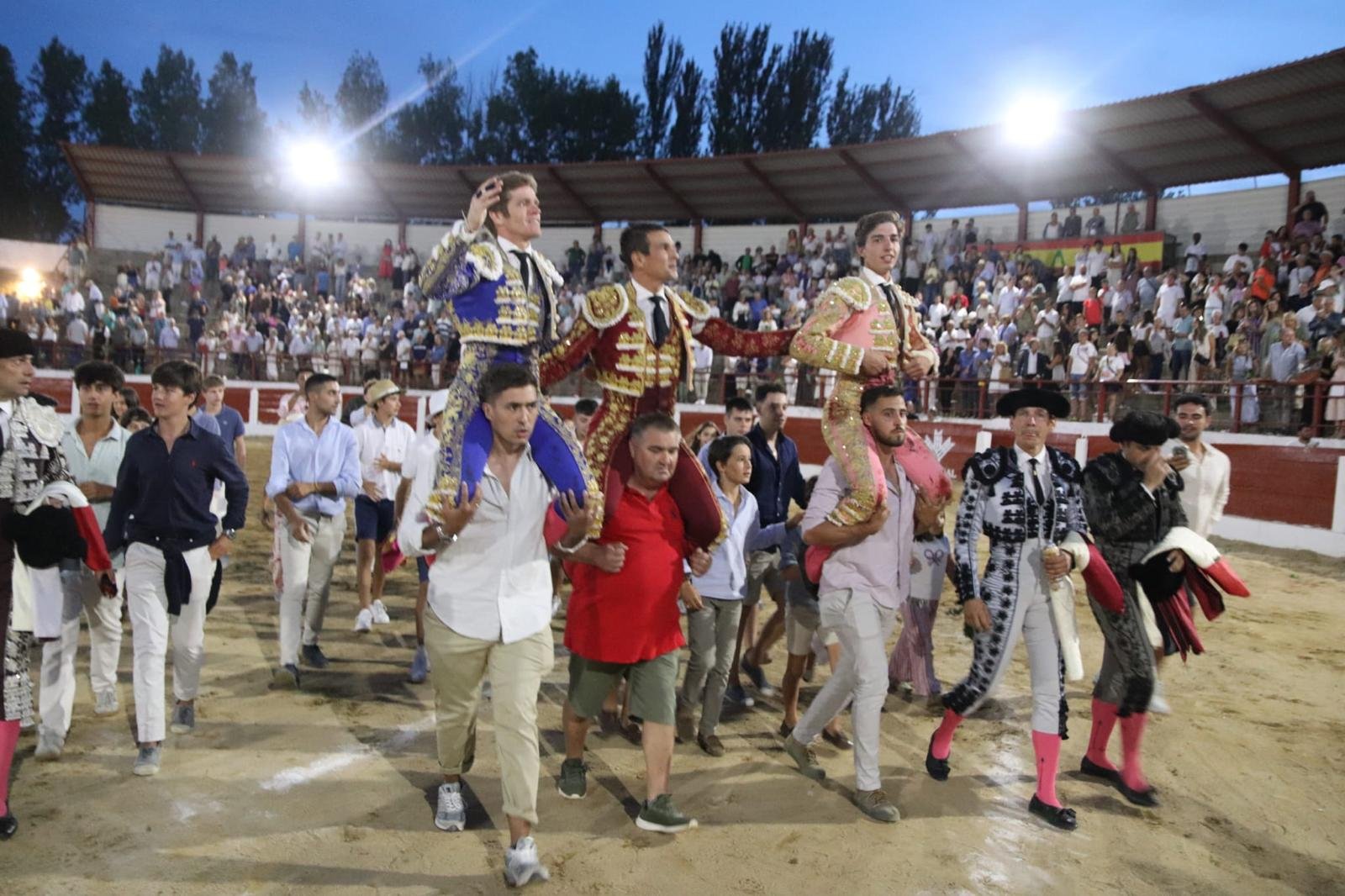 Gran tarde en Astorga con la terna a hombros