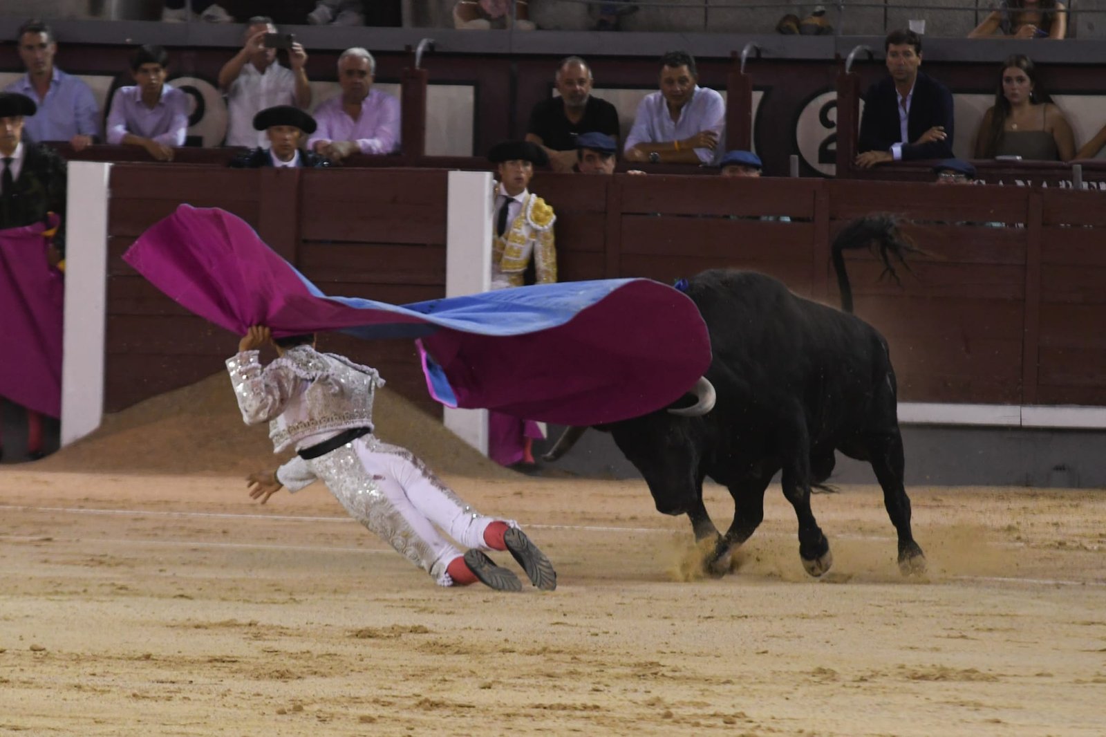 Intención de Adame, verónicas de Mora y Ovación de Peñaranda en tarde sin contenido en Madrid