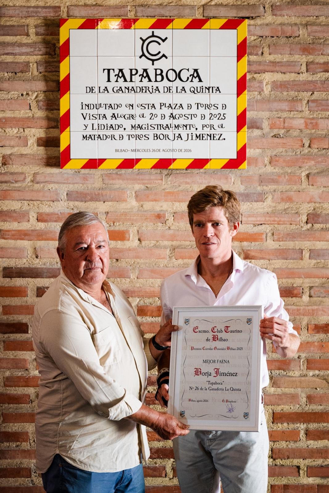 Borja Jiménez recoge el premio a la mejor faena de Bilbao 2025 por el histórico indulto de ‘Tapaboca’