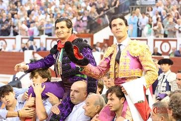 Morante y Pablo Aguado, en hombros en una gran tarde de toros en Gijón