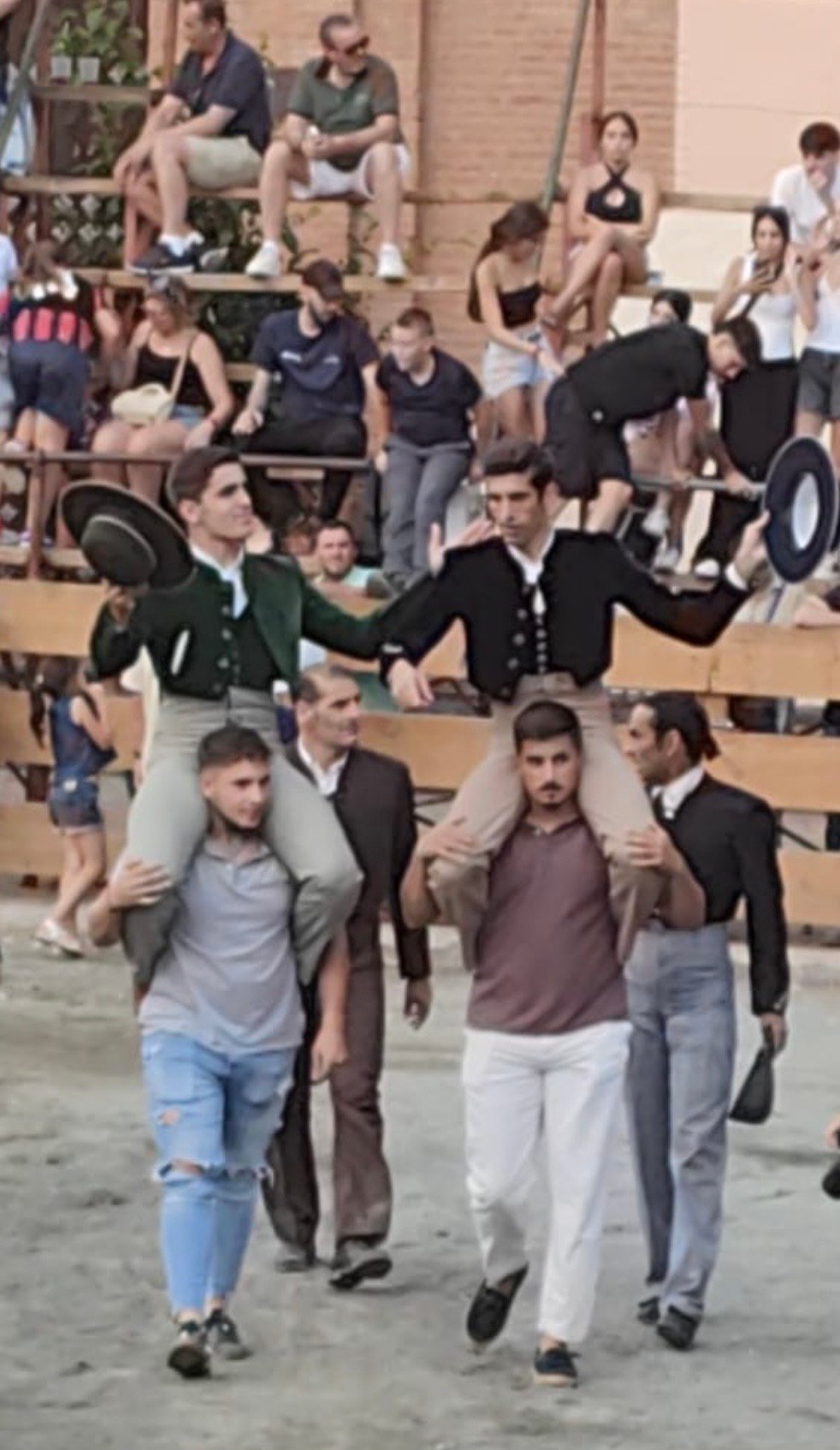 A hombros «El Melli» y Juanmi Vidal en el Festival Taurino de Calahorra (Granada)