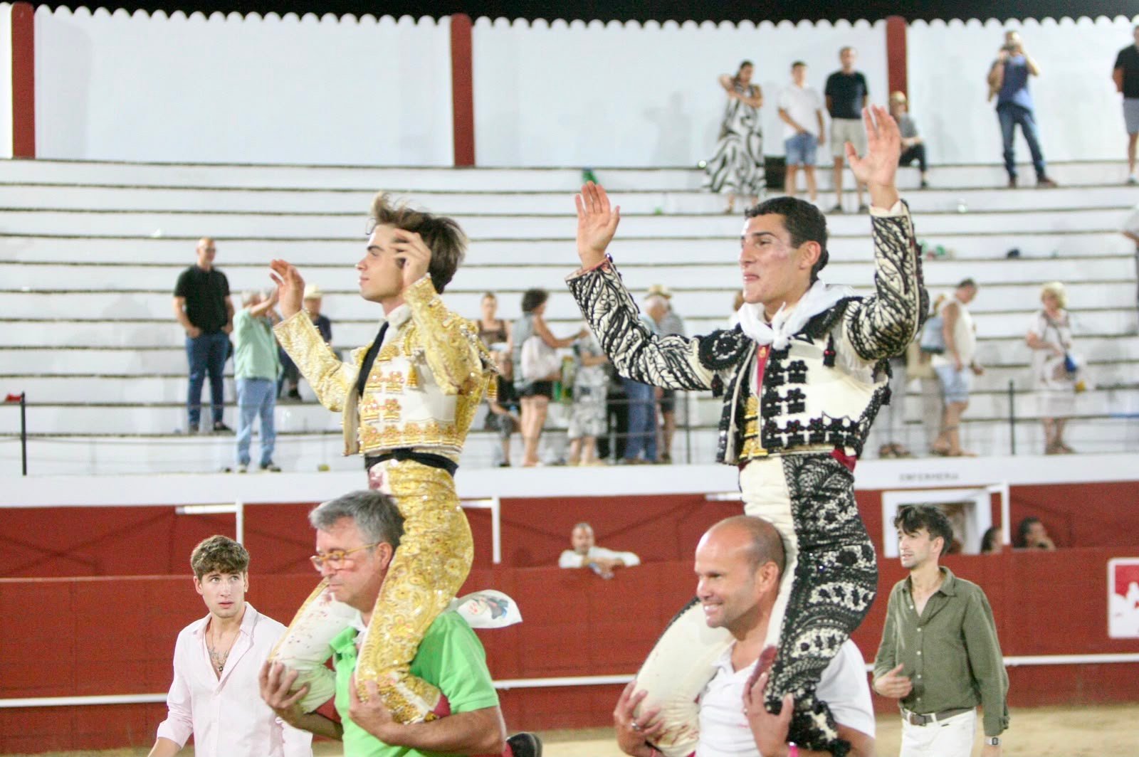 Armando Rojo y Cayetano Romo, a hombros en la ‘Primera Semifinal’ de novillada S/P