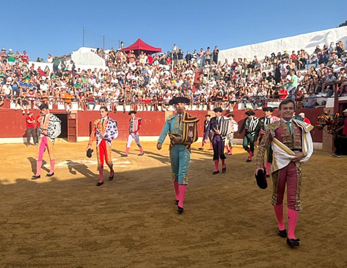 Emilio Espigares salió a hombros en el primer festejo de “ la Almendra de plata” de la feria de Gor. Granada