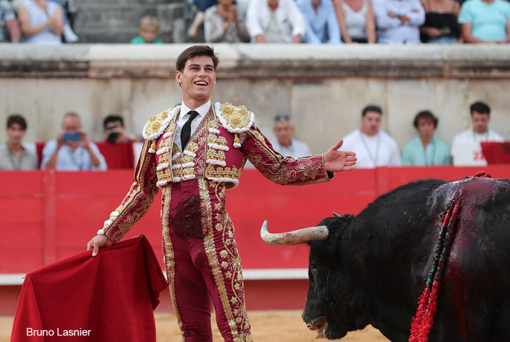 El Domingo de la vendimia de Nîmes : triunfo de Marco Pérez por la mañana y buena corrida de Fuente Ymbro por la tarde 49 El Domingo de la vendimia de Nîmes : triunfo de Marco Pérez por la mañana y buena corrida de Fuente Ymbro por la tarde Marco Pérez no contó con mucha colaboración por parte de sus toros. No obstante, triunfó. Gracias a varias buenas estocadas, variedad y una entrega absoluta ante el difícil reto de enfrentarse en solitario a seis toros.
