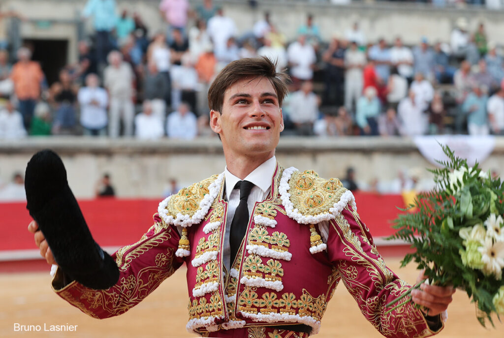 El Domingo de la vendimia de Nîmes : triunfo de Marco Pérez por la mañana y buena corrida de Fuente Ymbro por la tarde 51 El Domingo de la vendimia de Nîmes : triunfo de Marco Pérez por la mañana y buena corrida de Fuente Ymbro por la tarde Marco Pérez no contó con mucha colaboración por parte de sus toros. No obstante, triunfó. Gracias a varias buenas estocadas, variedad y una entrega absoluta ante el difícil reto de enfrentarse en solitario a seis toros.