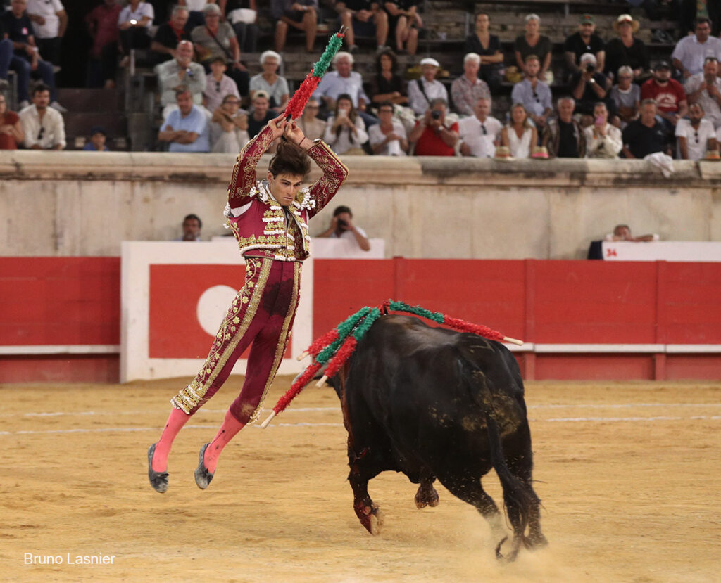 El Domingo de la vendimia de Nîmes : triunfo de Marco Pérez por la mañana y buena corrida de Fuente Ymbro por la tarde 53 El Domingo de la vendimia de Nîmes : triunfo de Marco Pérez por la mañana y buena corrida de Fuente Ymbro por la tarde Marco Pérez no contó con mucha colaboración por parte de sus toros. No obstante, triunfó. Gracias a varias buenas estocadas, variedad y una entrega absoluta ante el difícil reto de enfrentarse en solitario a seis toros.
