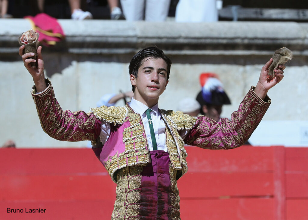El Domingo de la vendimia de Nîmes : triunfo de Marco Pérez por la mañana y buena corrida de Fuente Ymbro por la tarde 24 El Domingo de la vendimia de Nîmes : triunfo de Marco Pérez por la mañana y buena corrida de Fuente Ymbro por la tarde Marco Pérez no contó con mucha colaboración por parte de sus toros. No obstante, triunfó. Gracias a varias buenas estocadas, variedad y una entrega absoluta ante el difícil reto de enfrentarse en solitario a seis toros.