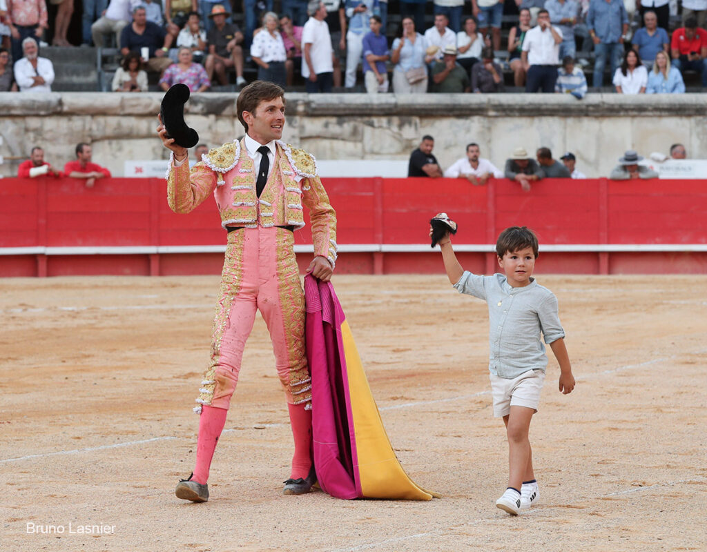 El Domingo de la vendimia de Nîmes : triunfo de Marco Pérez por la mañana y buena corrida de Fuente Ymbro por la tarde 33 El Domingo de la vendimia de Nîmes : triunfo de Marco Pérez por la mañana y buena corrida de Fuente Ymbro por la tarde Marco Pérez no contó con mucha colaboración por parte de sus toros. No obstante, triunfó. Gracias a varias buenas estocadas, variedad y una entrega absoluta ante el difícil reto de enfrentarse en solitario a seis toros.